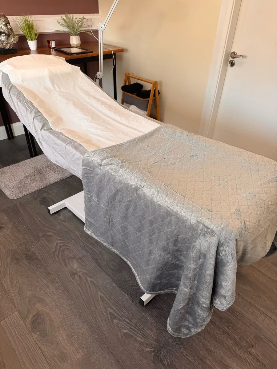 Massage therapist bed - Image 1