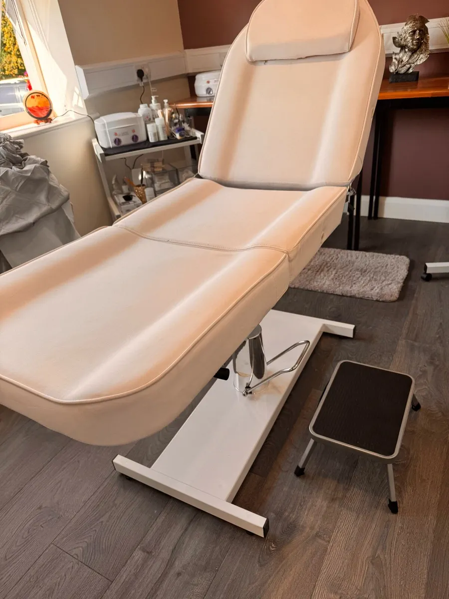 Massage therapist bed - Image 3