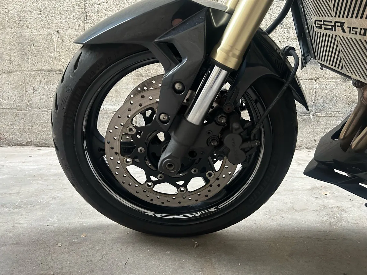 Suzuki GSR750 - Image 3