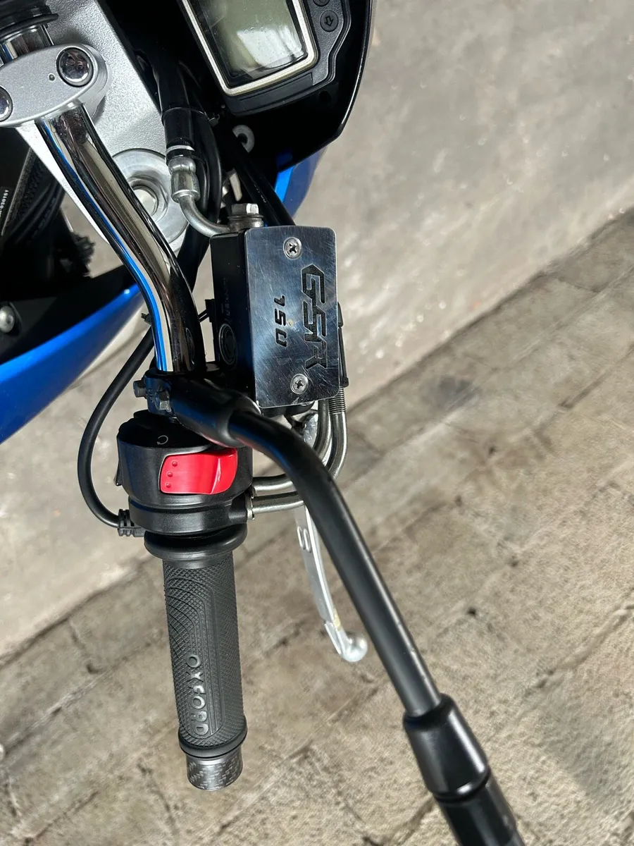 Suzuki GSR750 - Image 4