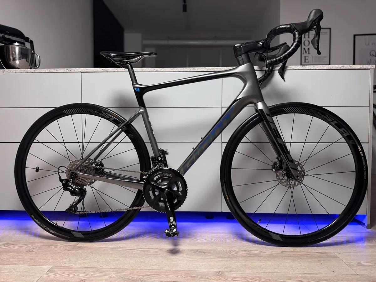 GIANT Defy Advanced PRO 2 Full Carbon Road Bike - Image 1