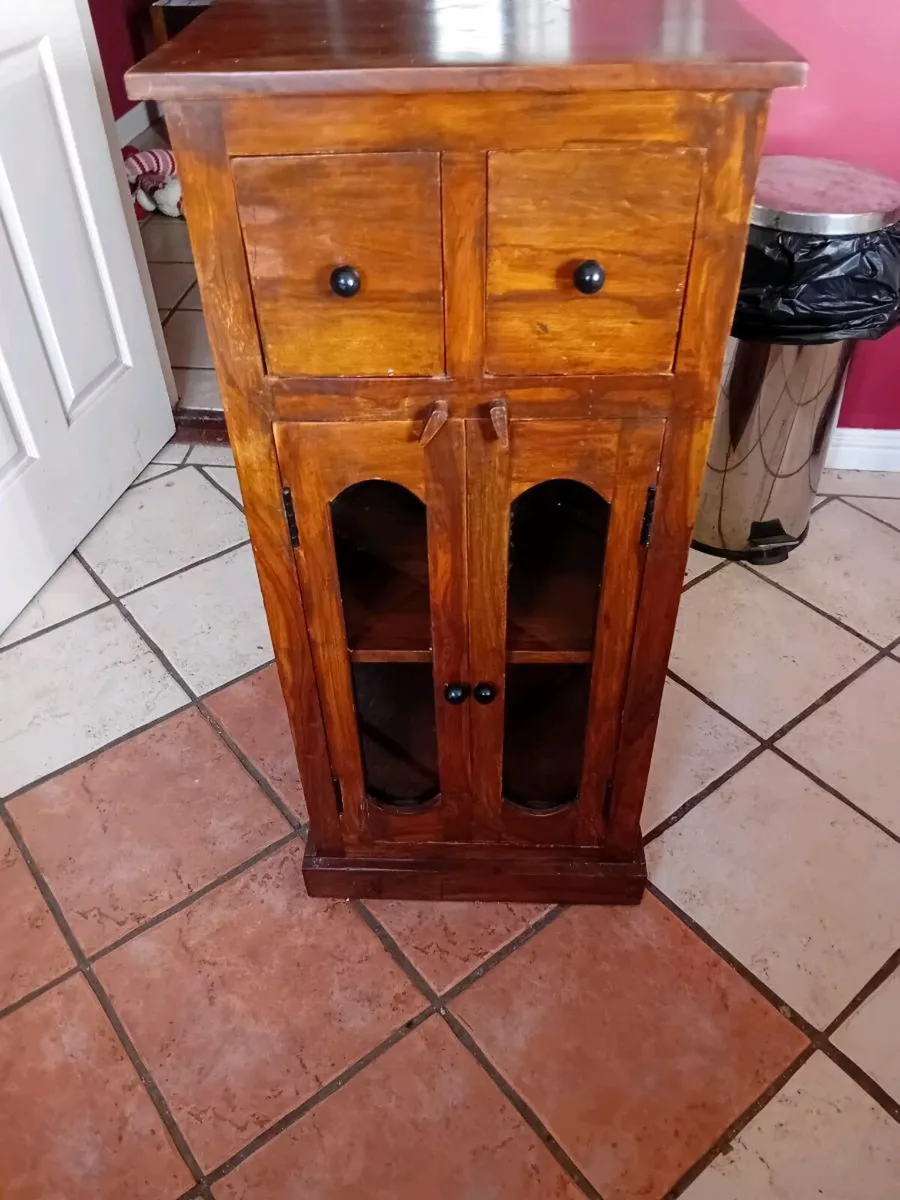 Small cabinet with glass windows - Image 1