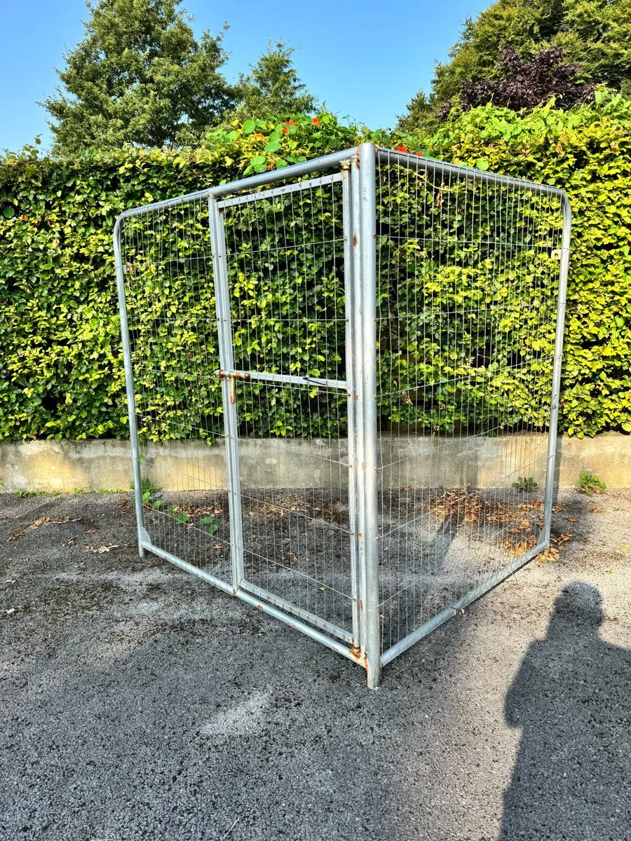 Dog pen - Image 1