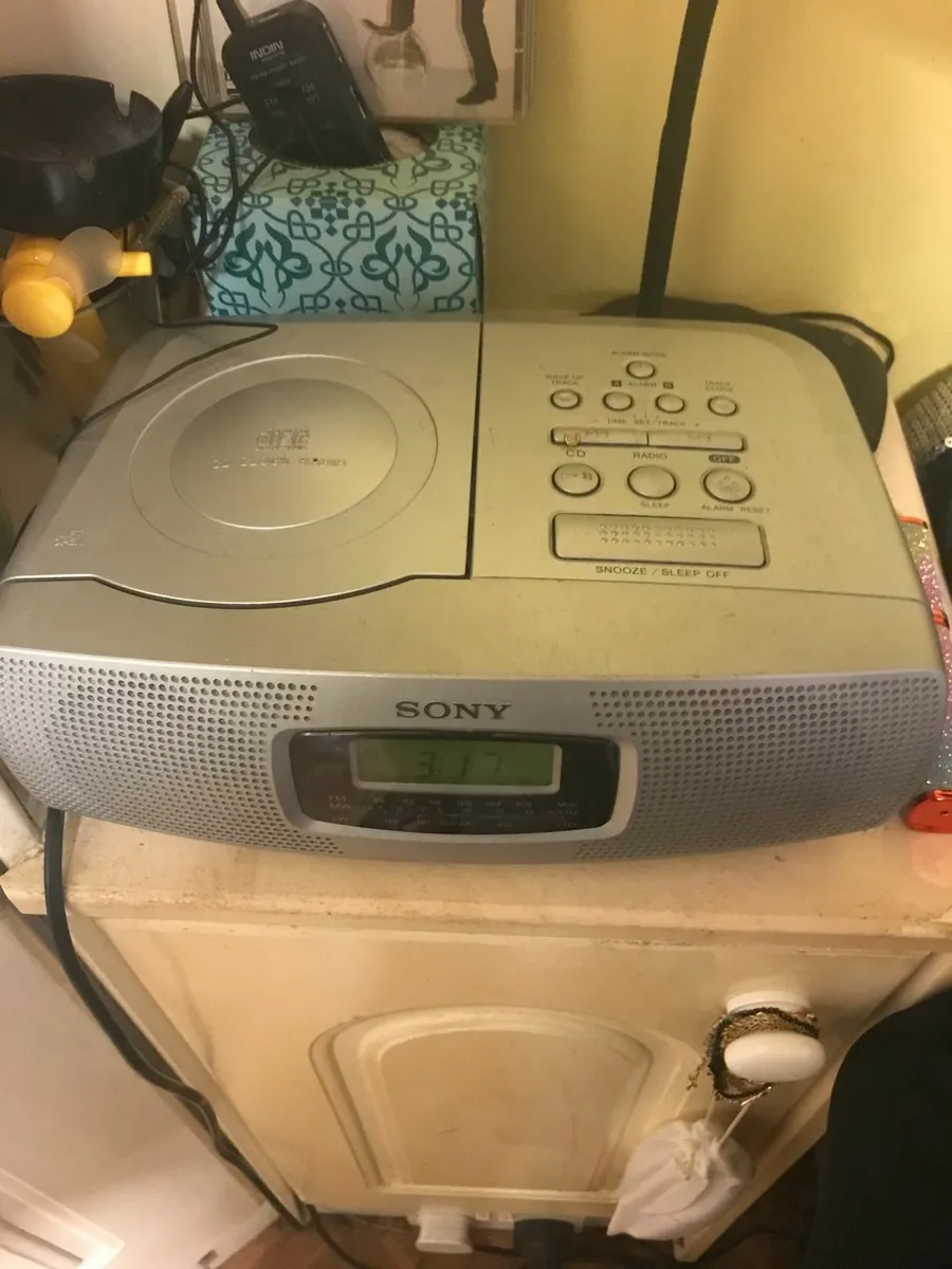 Cd player/digital clock alarm/radio