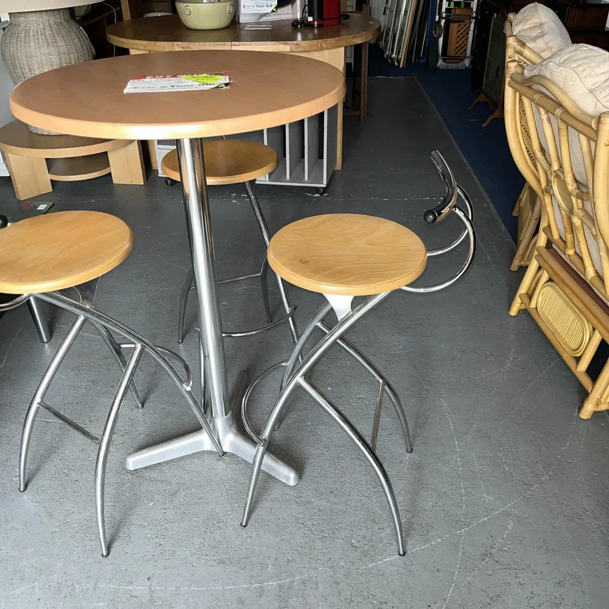 Designer Bar Table with 3 stunning Airone Stools - Image 2