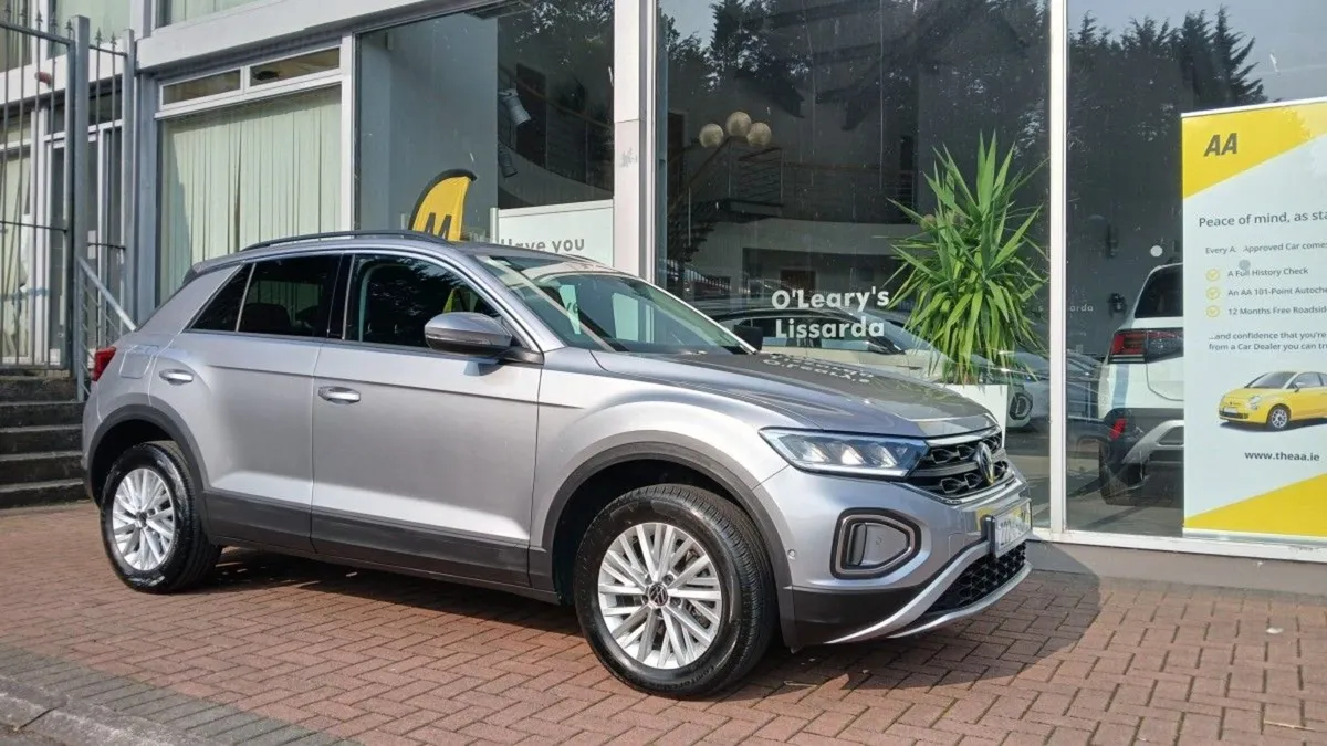 Volkswagen T-Roc 2.0 TDI 116HP Life  Rear Camera - Image 1