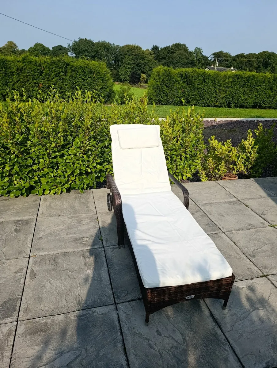 Rattan garden lounger - Image 3