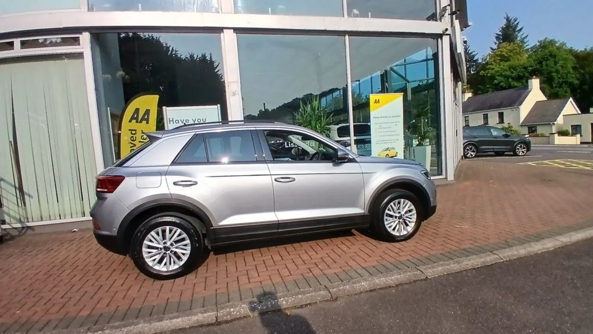 Volkswagen T-Roc 2.0 TDI 116HP Life  Rear Camera - Image 3