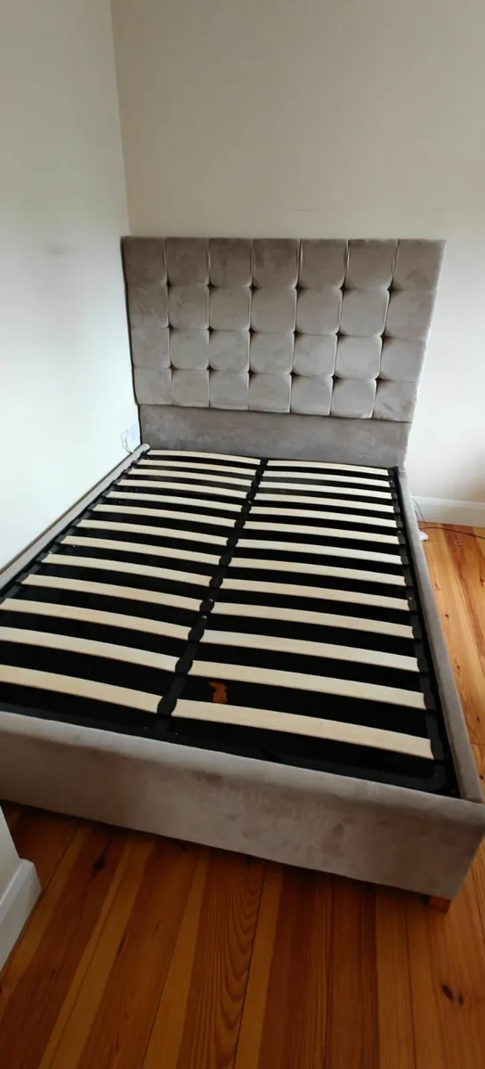 King size bed - Image 1
