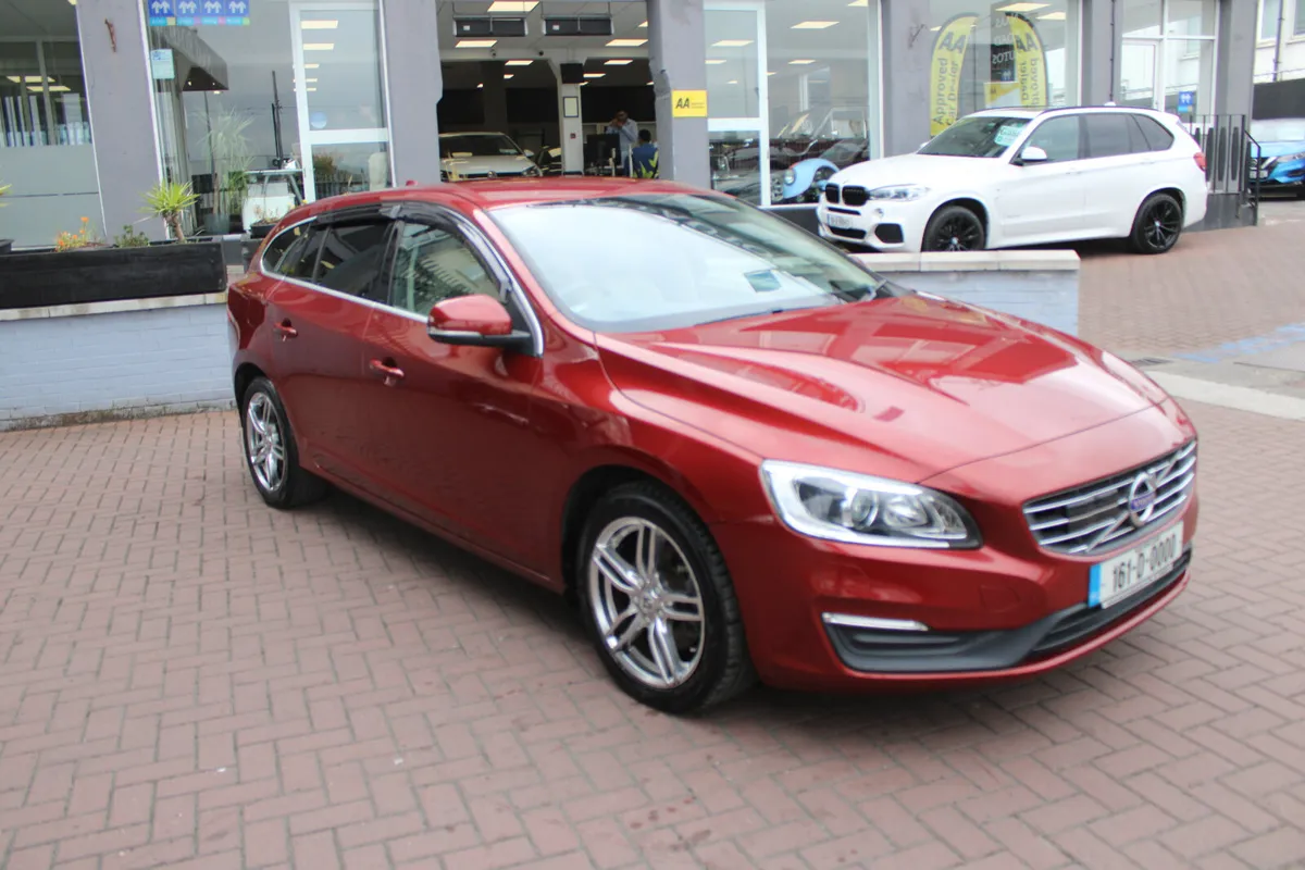 VOLVO  V60 2.0D4 SE LUXURY EDITION 5DR ESTATE AUTO - Image 1