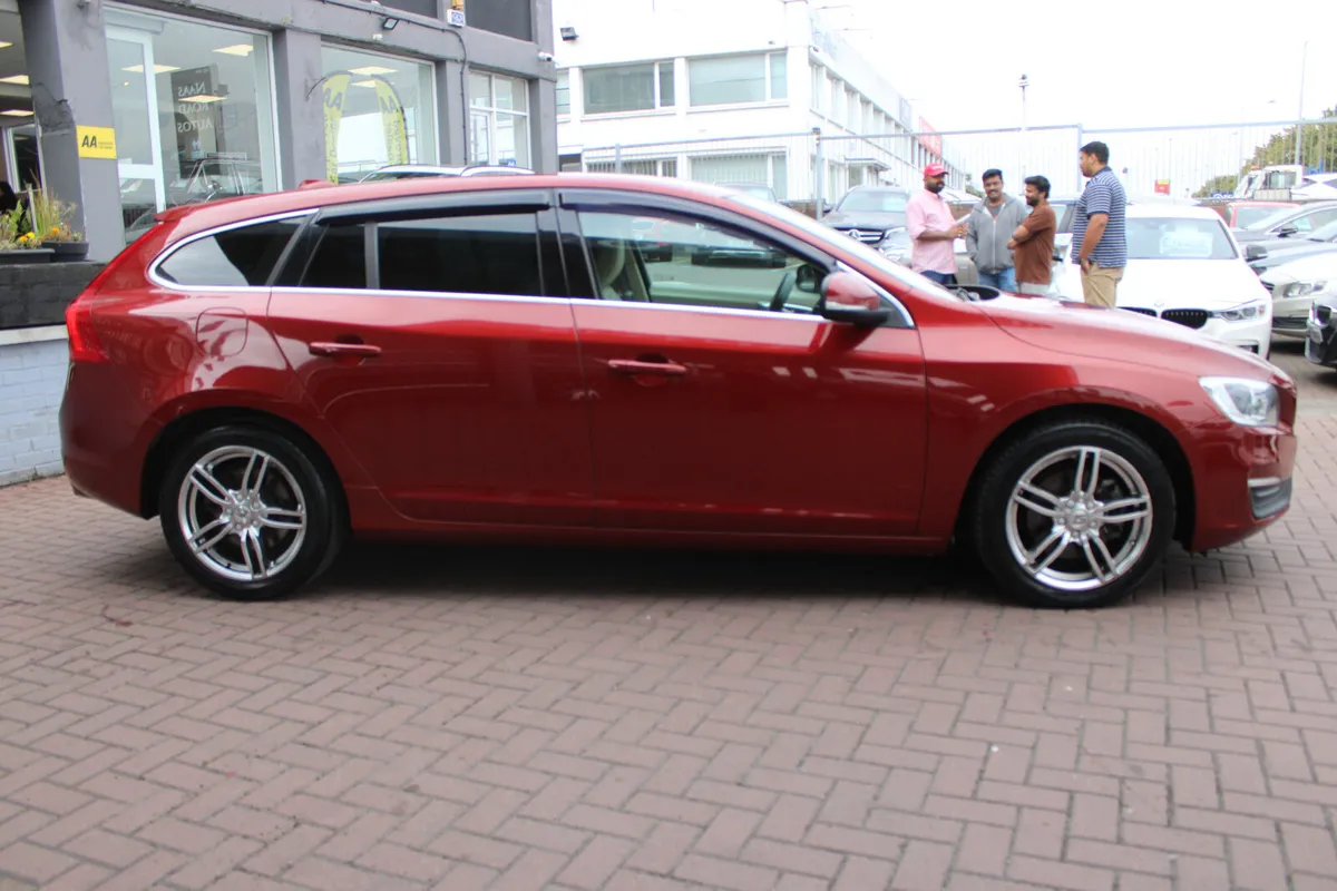 VOLVO  V60 2.0D4 SE LUXURY EDITION 5DR ESTATE AUTO - Image 3