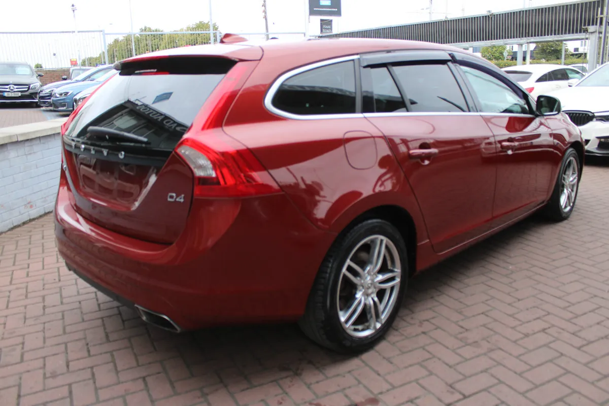 VOLVO  V60 2.0D4 SE LUXURY EDITION 5DR ESTATE AUTO - Image 4