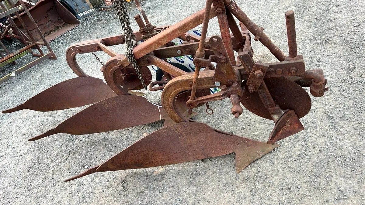 Massey Ferguson 3 Furrow Plough - Image 3