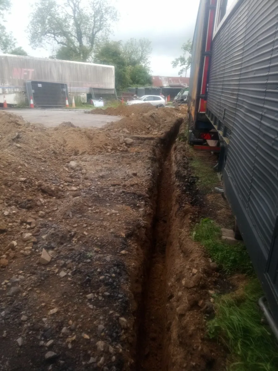 Service garden , landscrap , 3 ton digger - Image 1