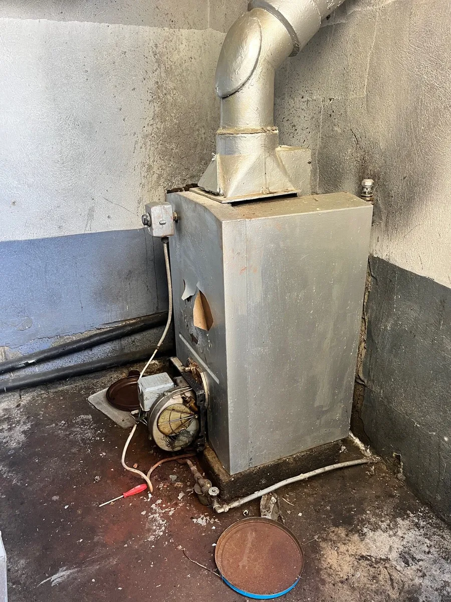 Oil tank and burner - Image 3