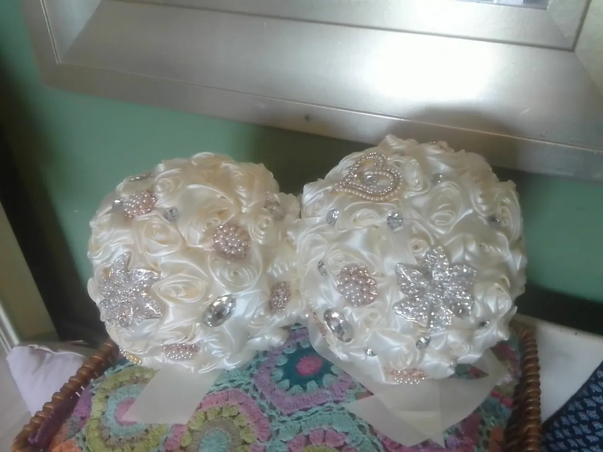 WEDDING BROOCH BOUQUET CREAM/ IVORY EX DISPLAY NEW - Image 2