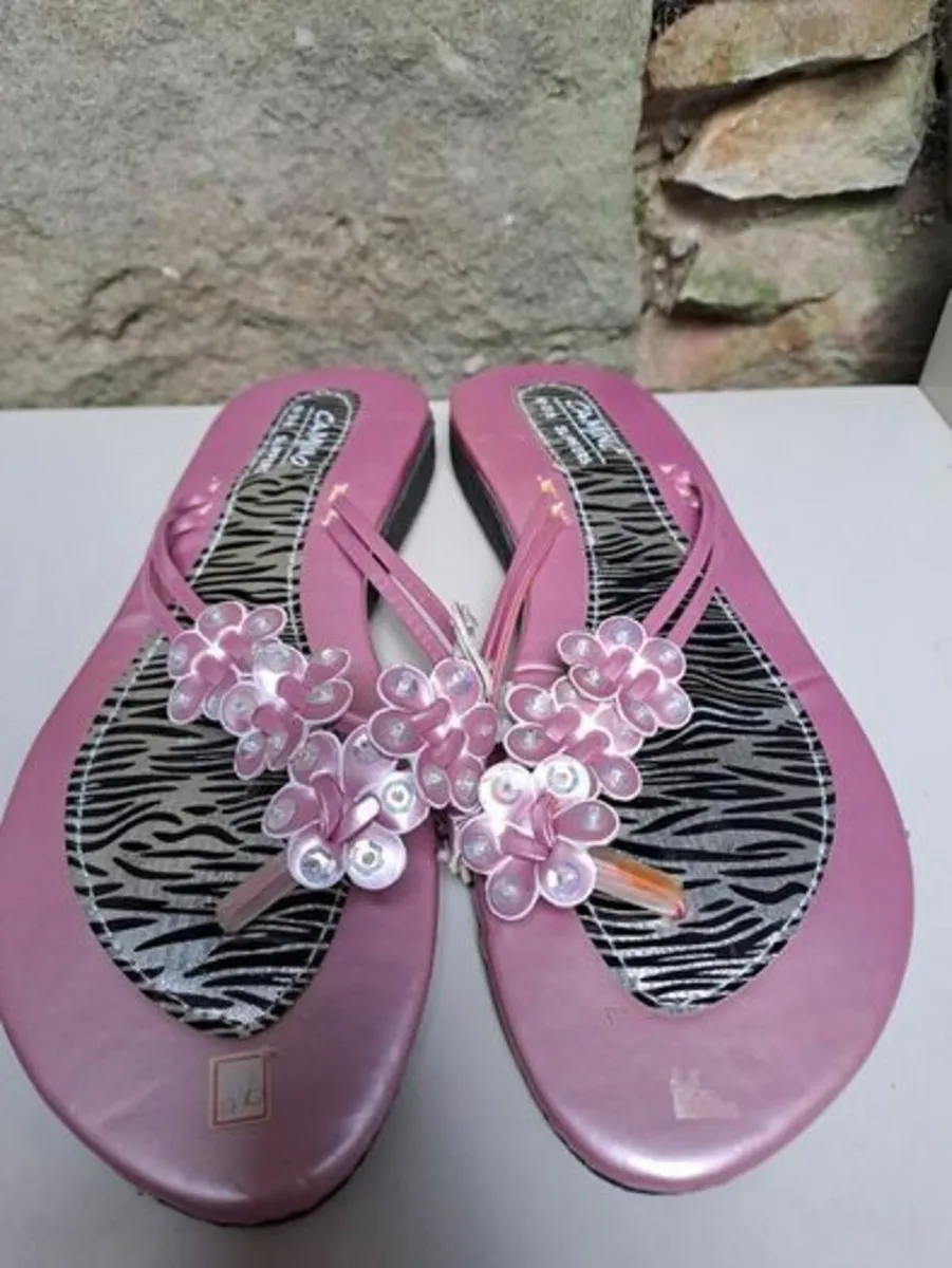 Camino pink slippers size 5 - Image 2