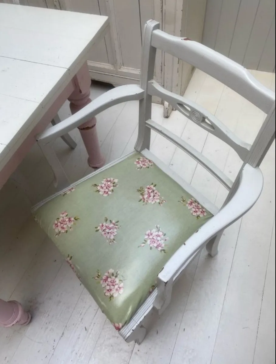 10 seater Vintage Table & Chairs - Image 4