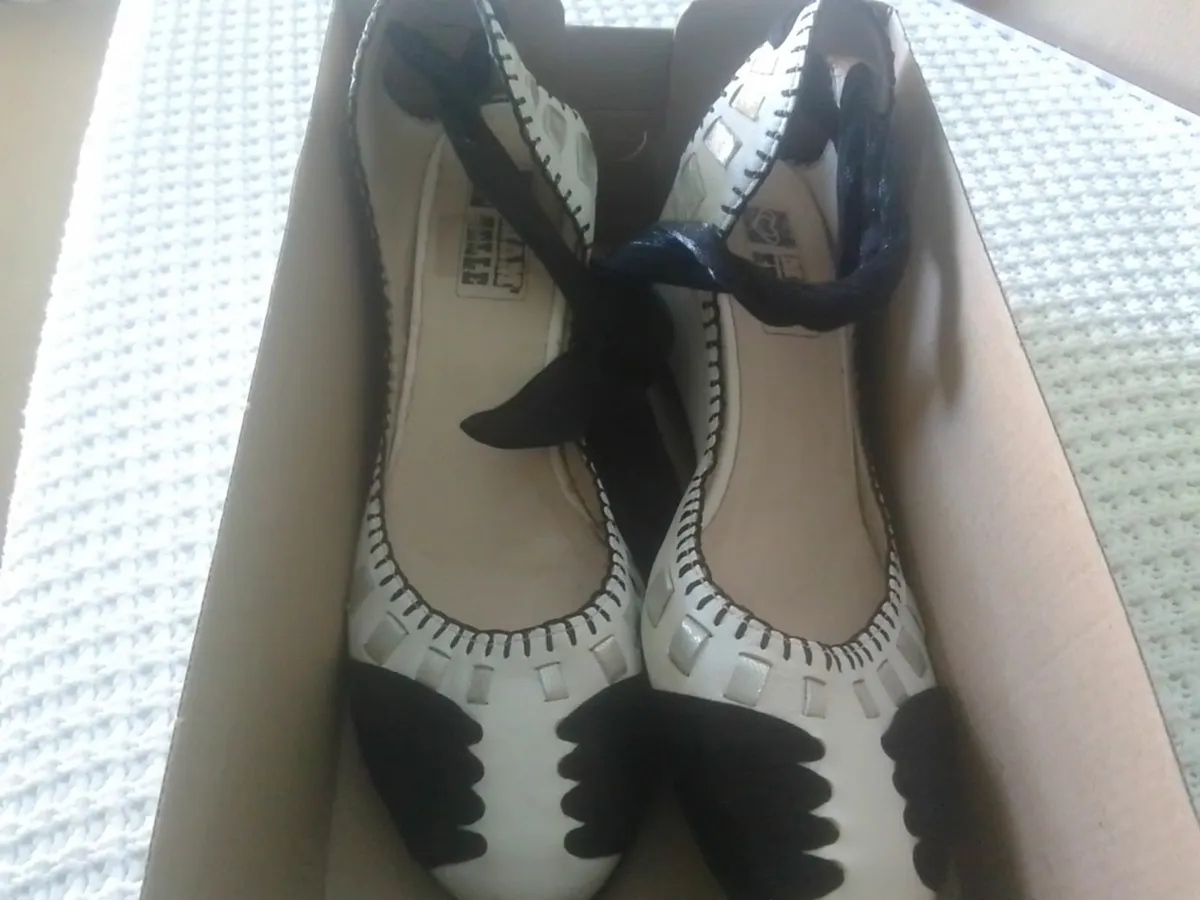 WHITE & BLACK SOFT LEATHER ANKLE TIE ESPADRILLES 5 - Image 2