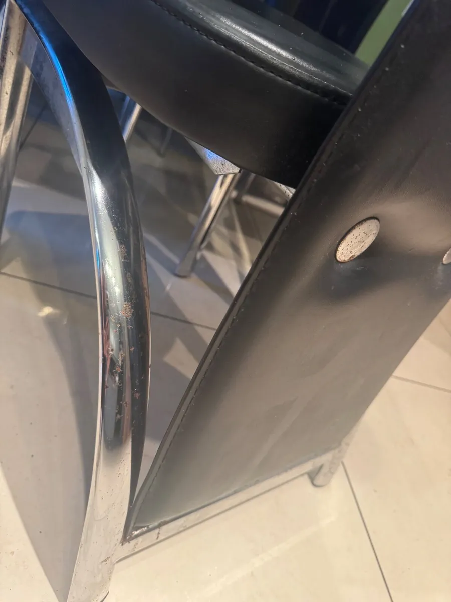 Glass dining table - Image 4