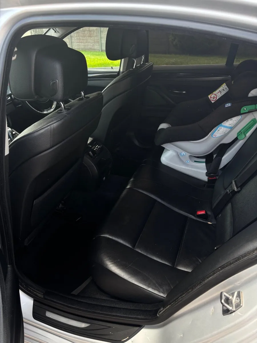 BMW 5-Series 2010 - Image 2