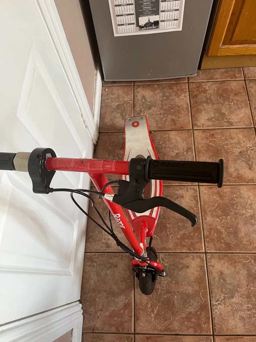 Razor E100 Electric Scooter (Red) - NOT WORKING - Image 2