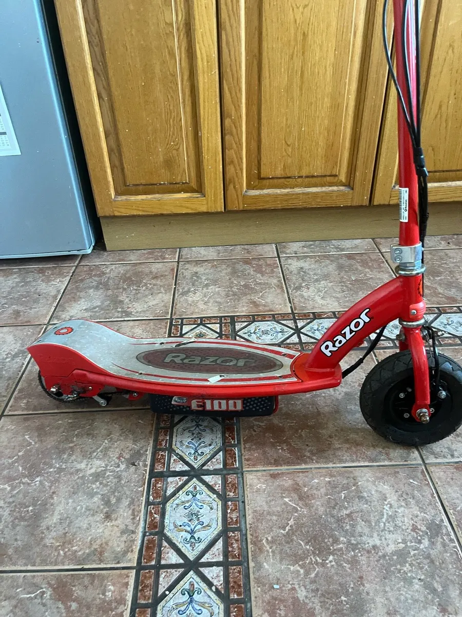 Razor E100 Electric Scooter (Red) - NOT WORKING - Image 3