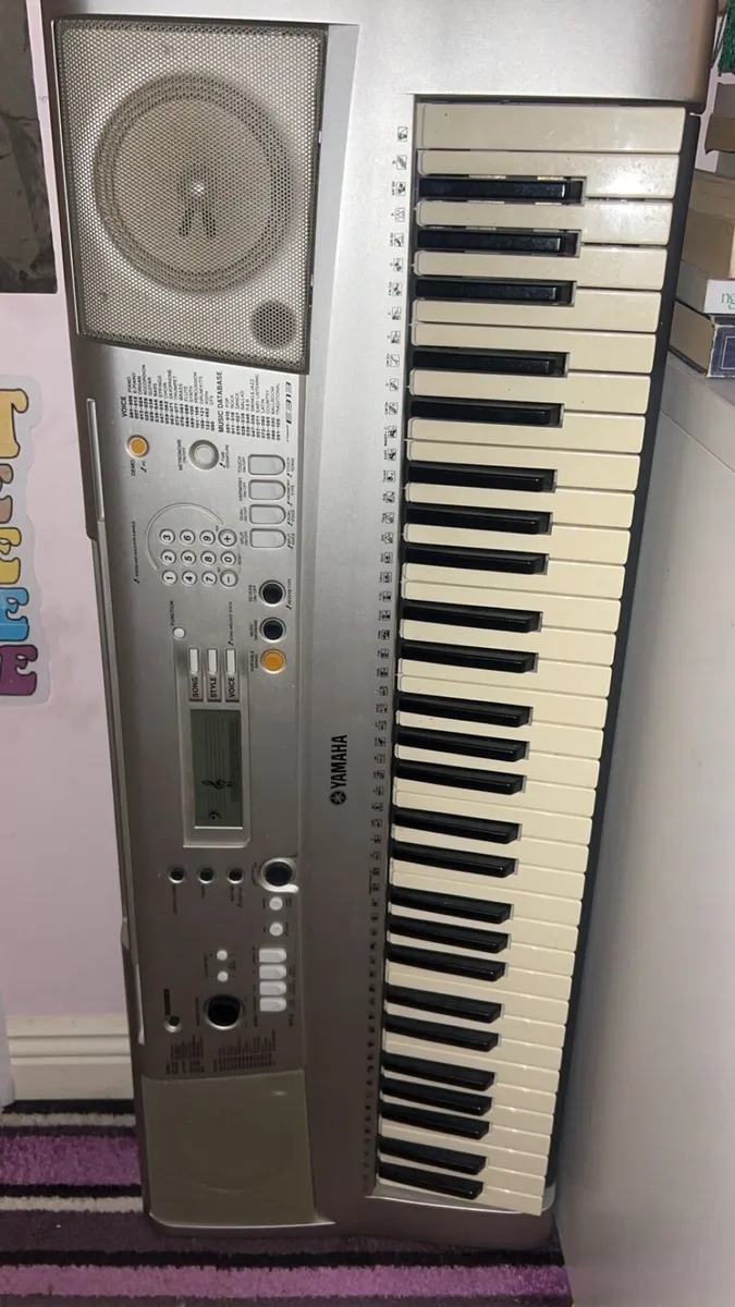 Piano keyboard with seat - Image 1