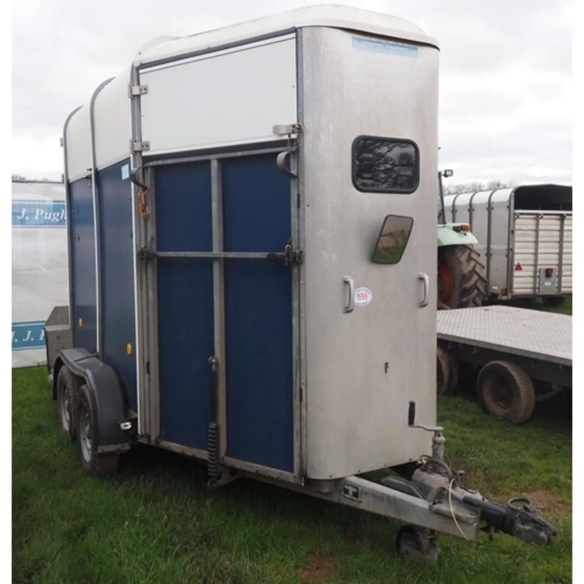 Double horse box