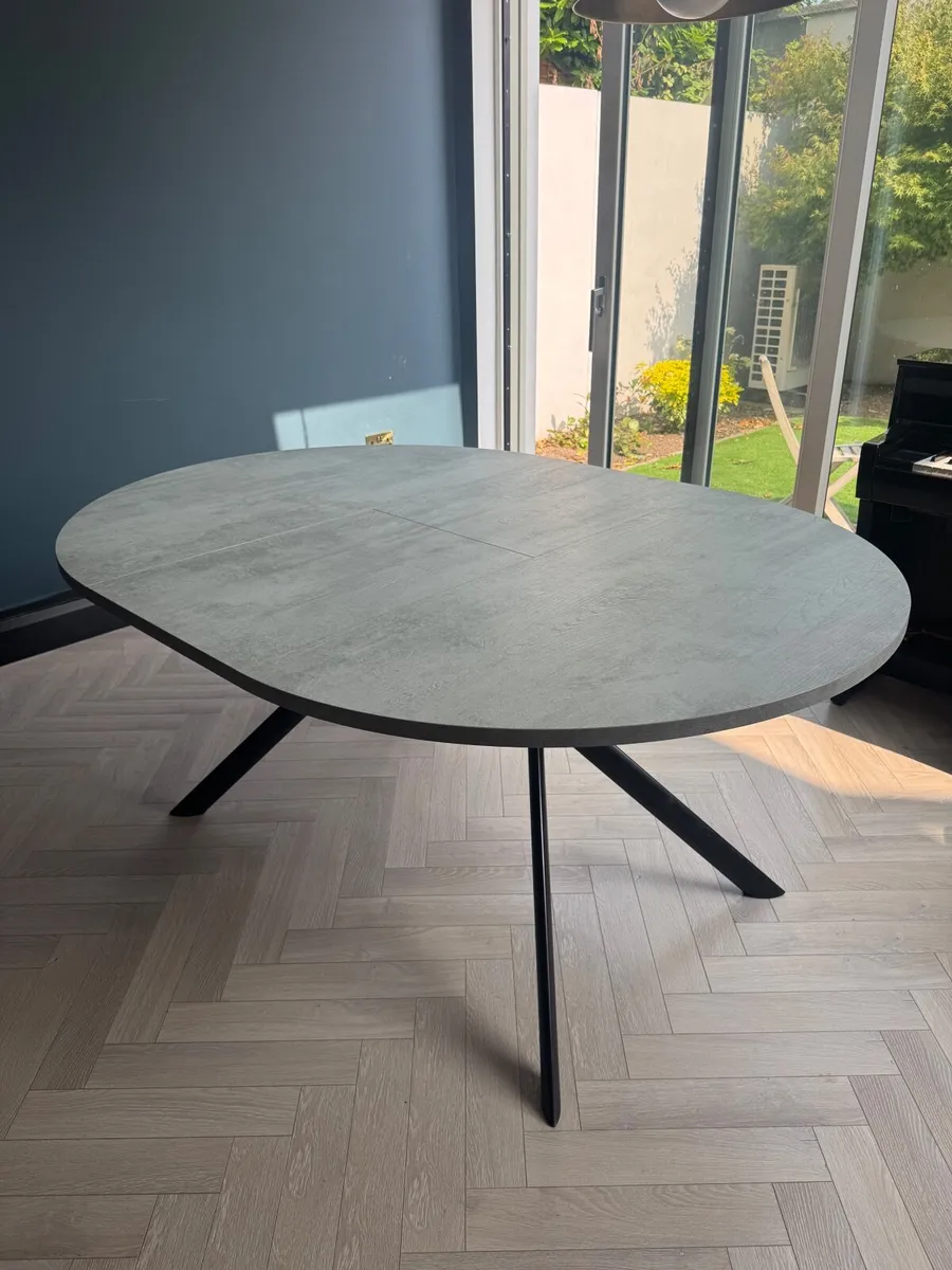 Dining table and chairs - Image 1