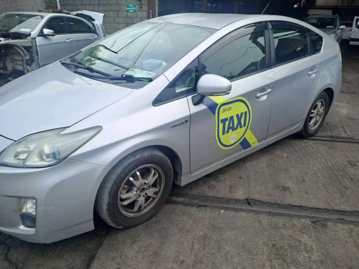 11Toyota Priuis breaking for parts - Image 3