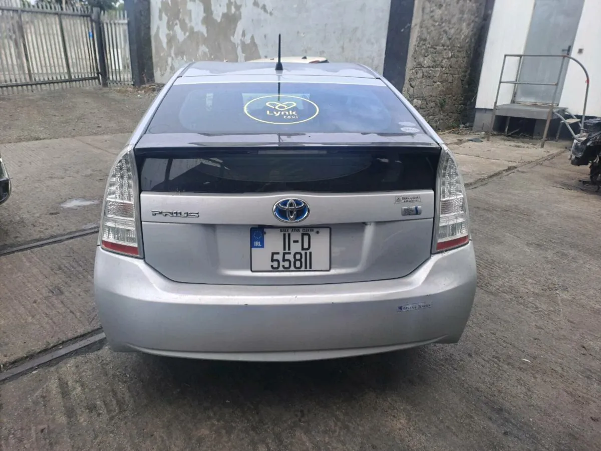 11Toyota Priuis breaking for parts - Image 4