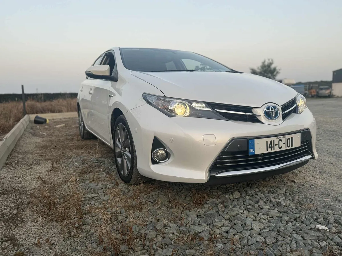 Toyota auris hybrid 1.8 nct and tax - Image 3