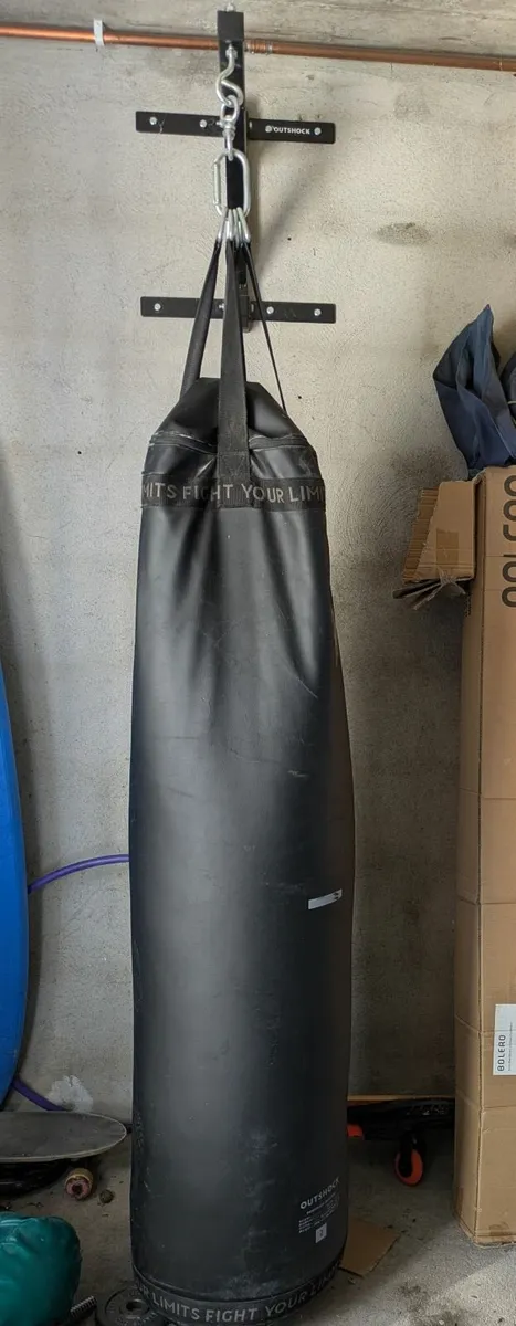 50KG Outshock punchbag + bracket - Image 1