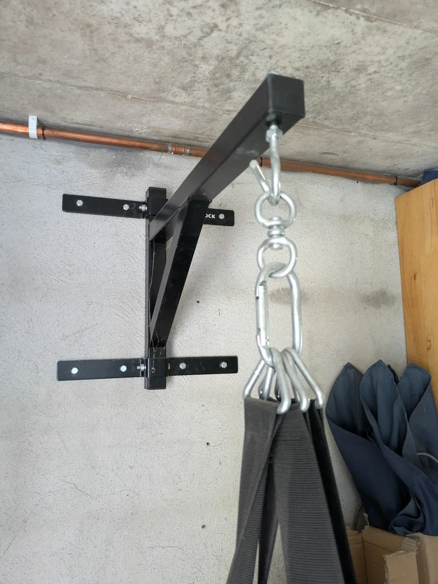 50KG Outshock punchbag + bracket - Image 3