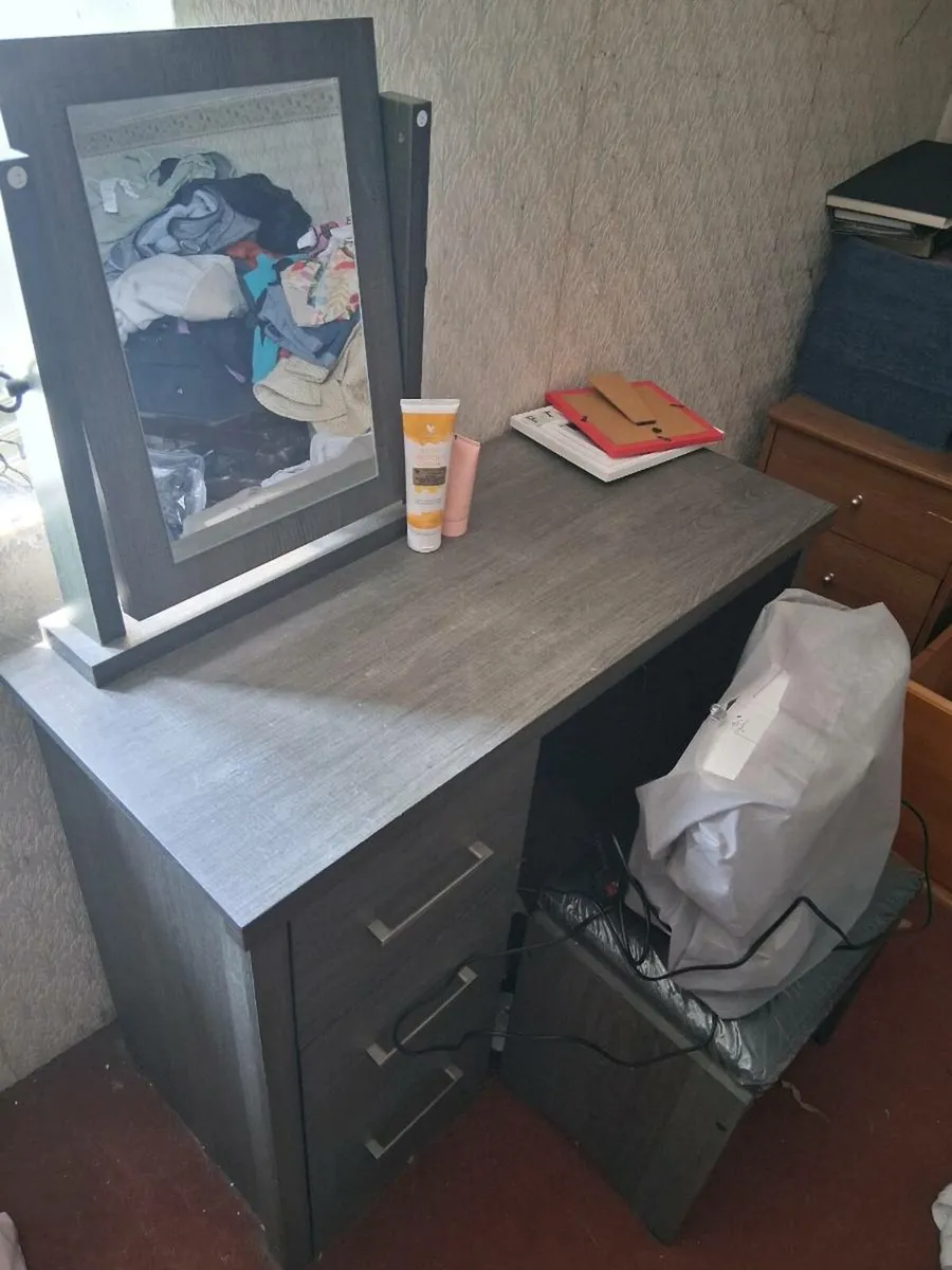 Dressing table - Image 1