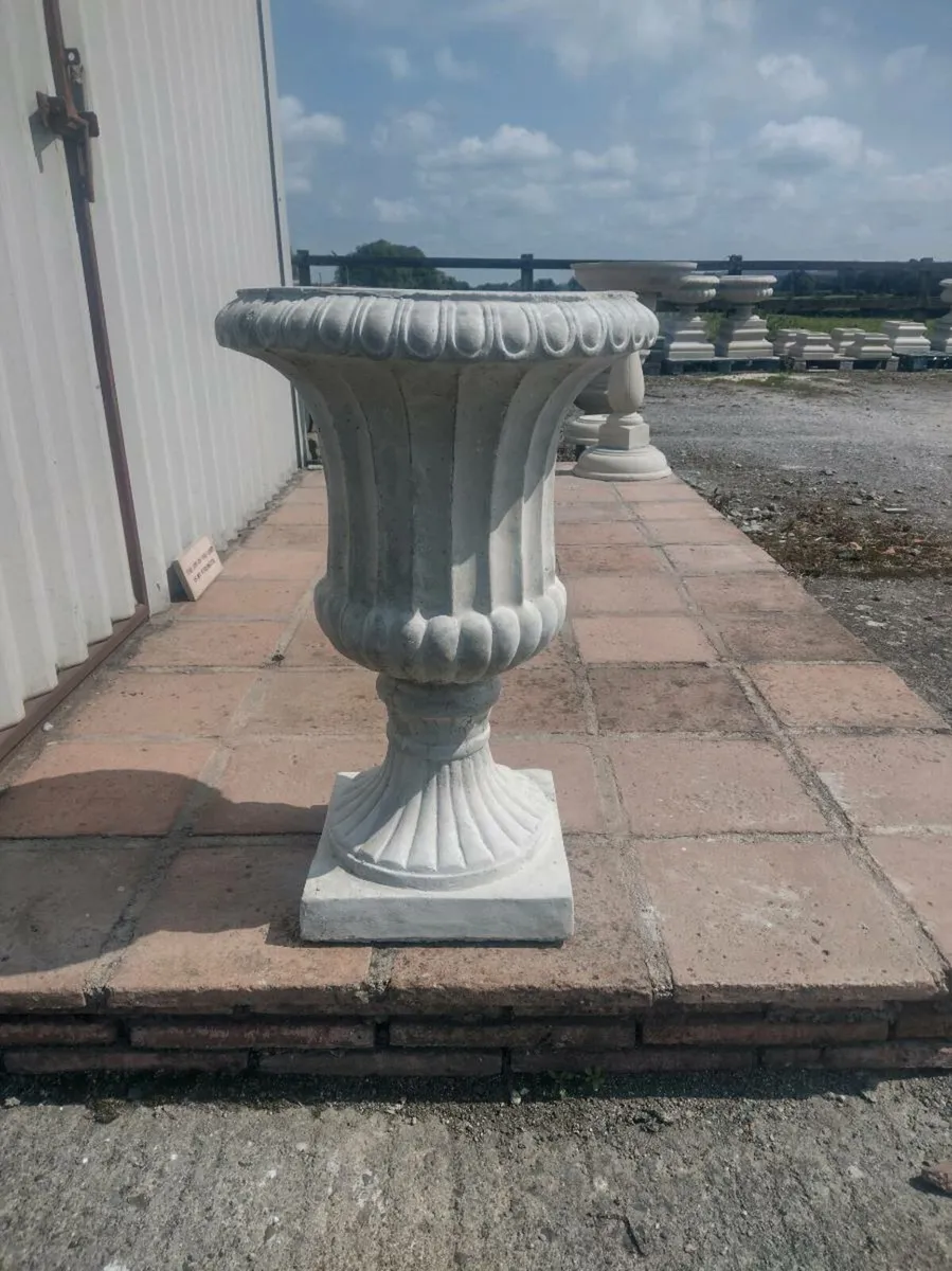 Flower pots and planters - Image 4