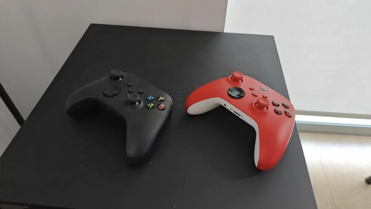 Xbox series x + 3 controllers - Image 2