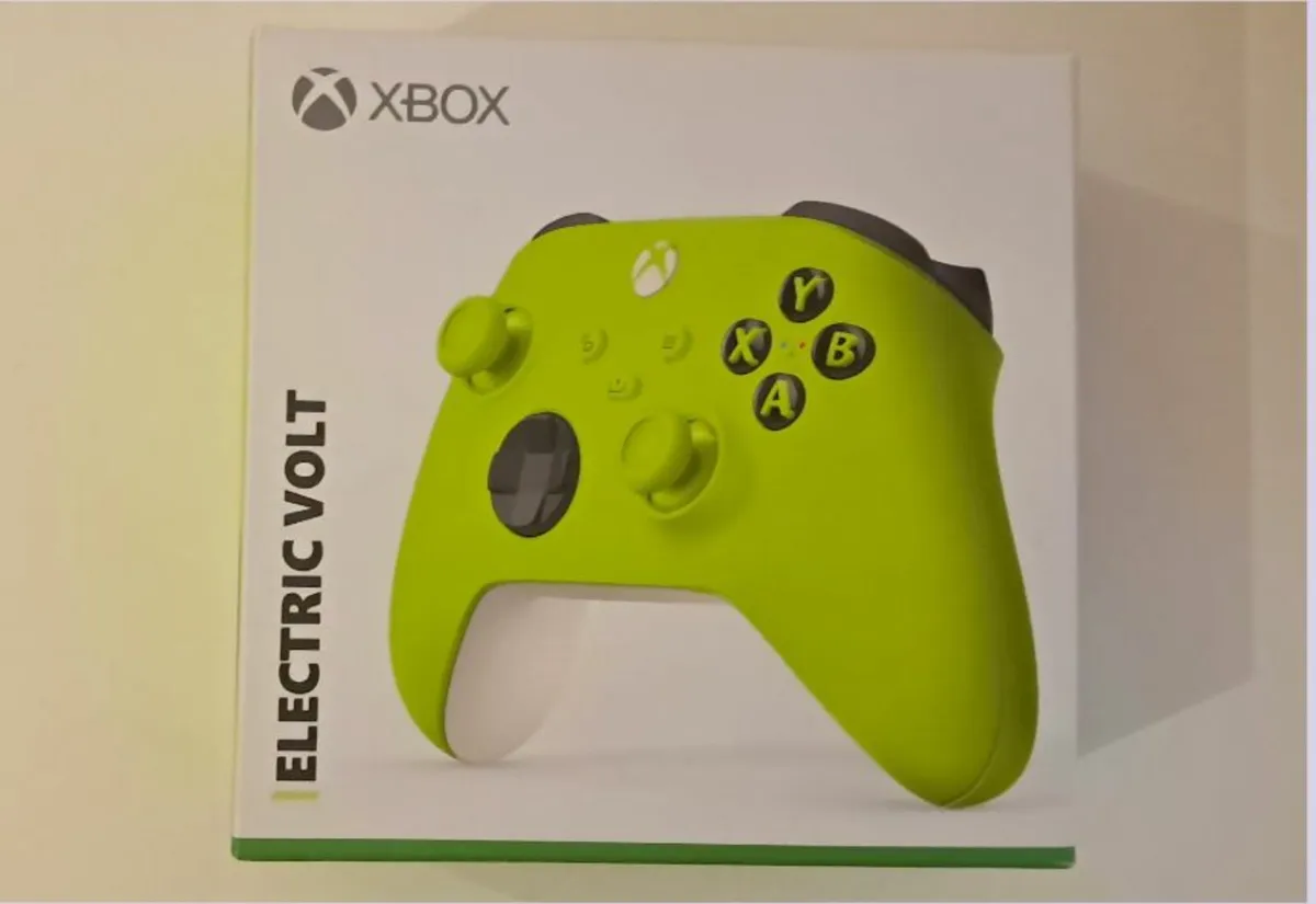 Xbox series x + 3 controllers - Image 3