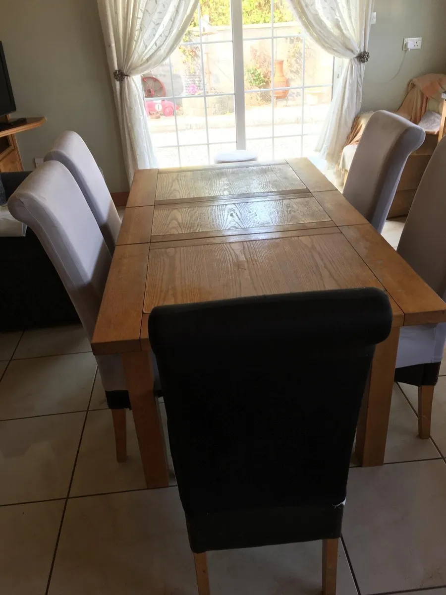 Extendable Table and chairs - Image 1