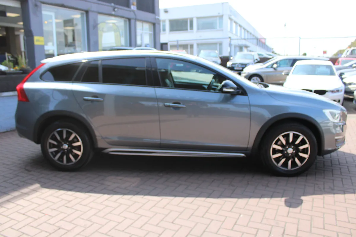 2016 Volvo V60 CROSS COUNTRY - Image 3