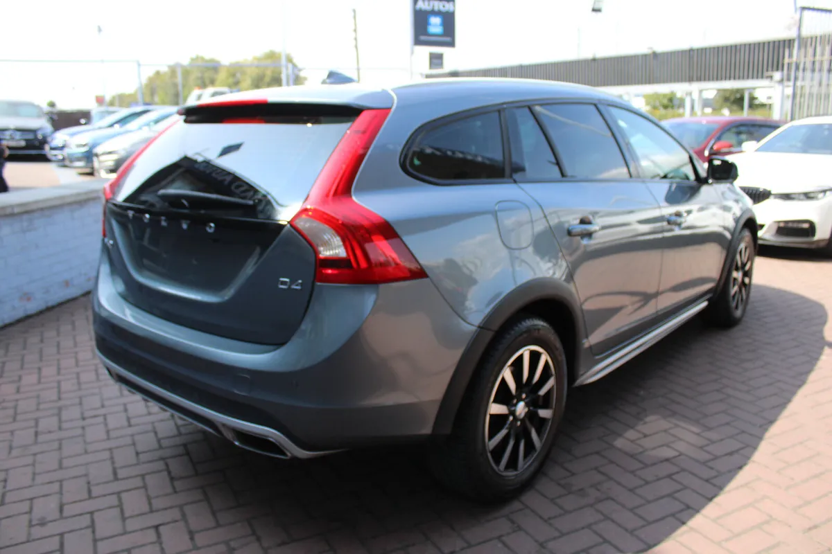 2016 Volvo V60 CROSS COUNTRY - Image 4
