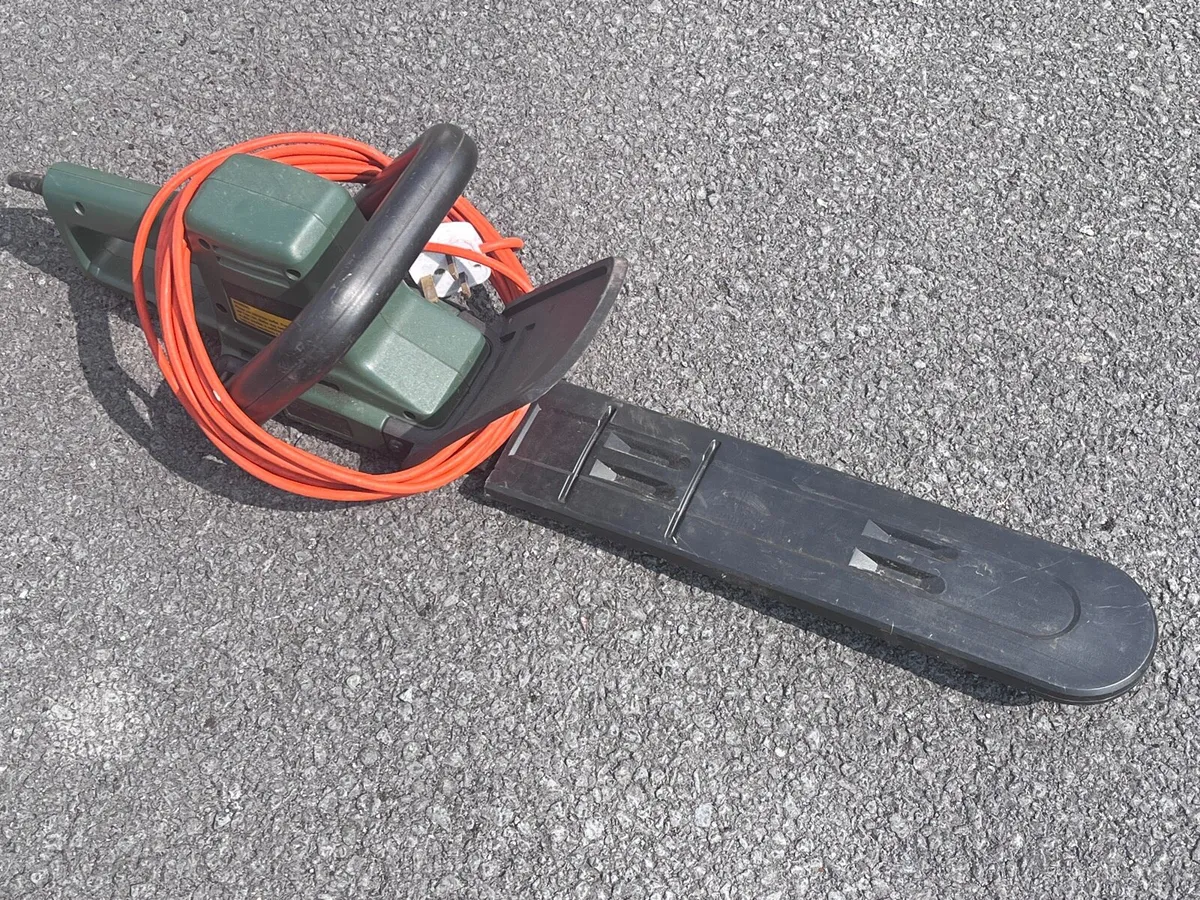 Black and Decker hedge trimmer - Image 1