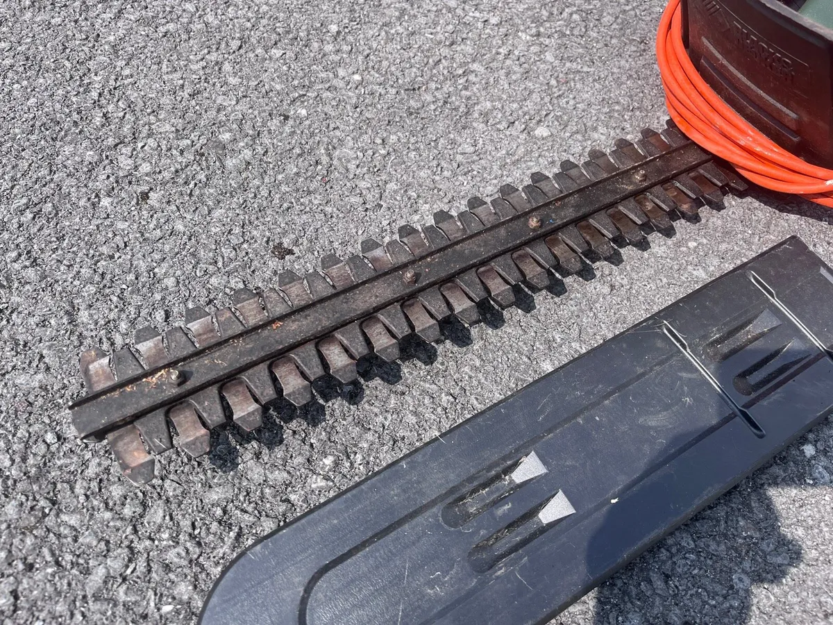 Black and Decker hedge trimmer - Image 3