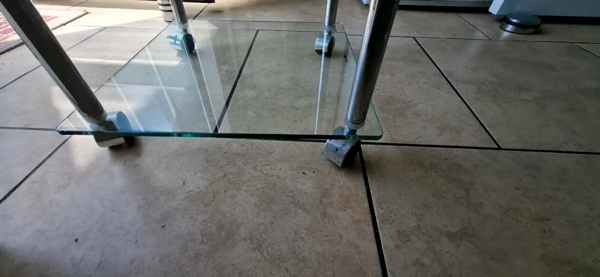 Tempered glass side table on wheels - Image 2