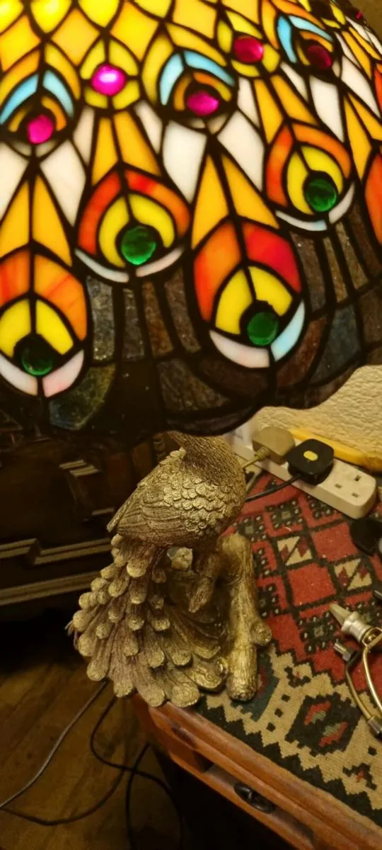 VINTAGE PEACOCK EYE TIFFANY TABLE LAMP - Image 2