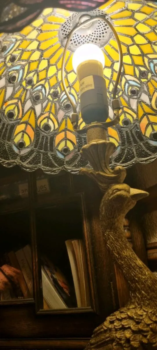 VINTAGE PEACOCK EYE TIFFANY TABLE LAMP - Image 1