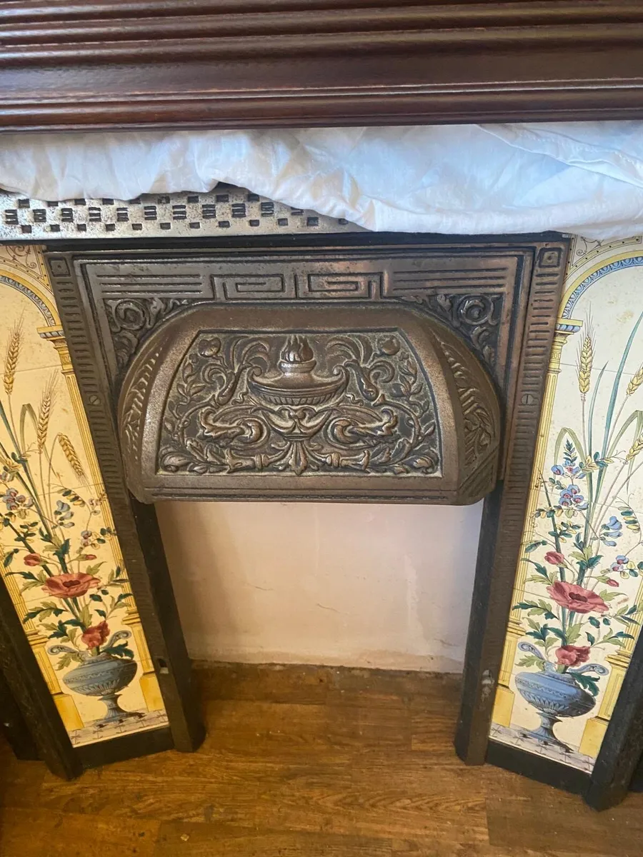 Cast iron fire place with tile inlay and mahogany - Image 3