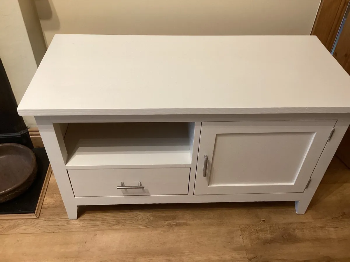 Small cream cabinet. - Image 1