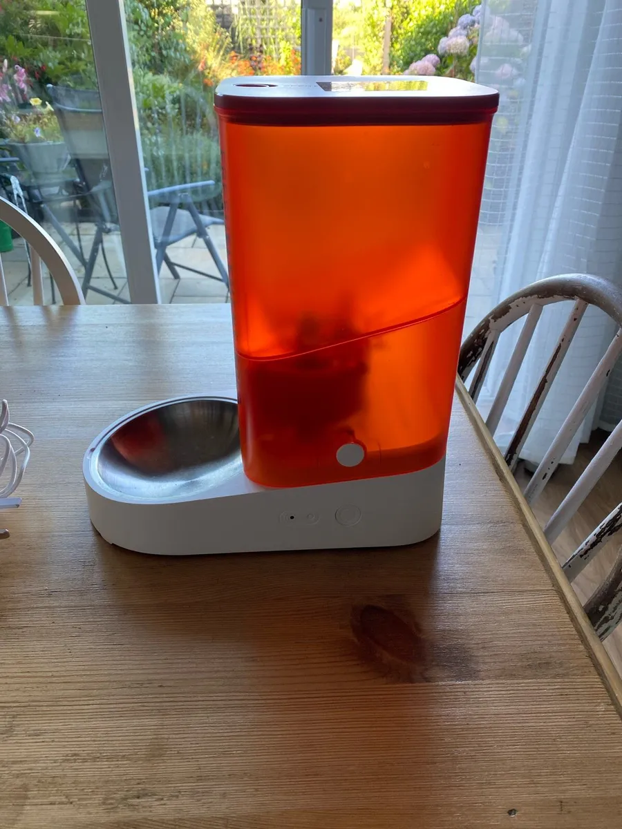 Pet Feeder - Image 1